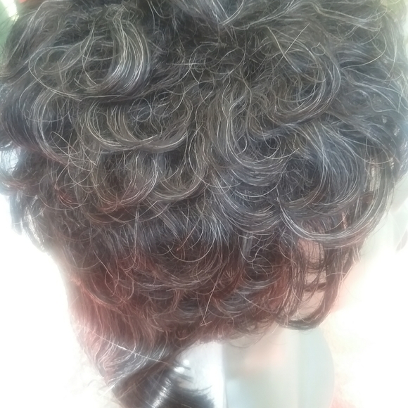 A black and gray wig - Picture 4 of 4